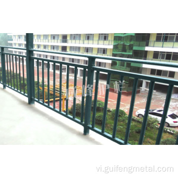 Balconies có hàng rào lan can bảo vệ